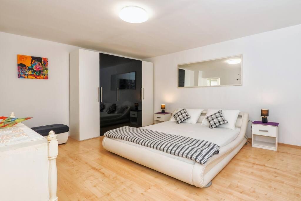 Relaxing 2Bd Apartment, Ground Floor - Walk To Old Town Split Kültér fotó