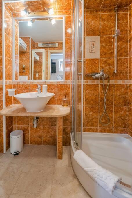 Relaxing 2Bd Apartment, Ground Floor - Walk To Old Town Split Kültér fotó