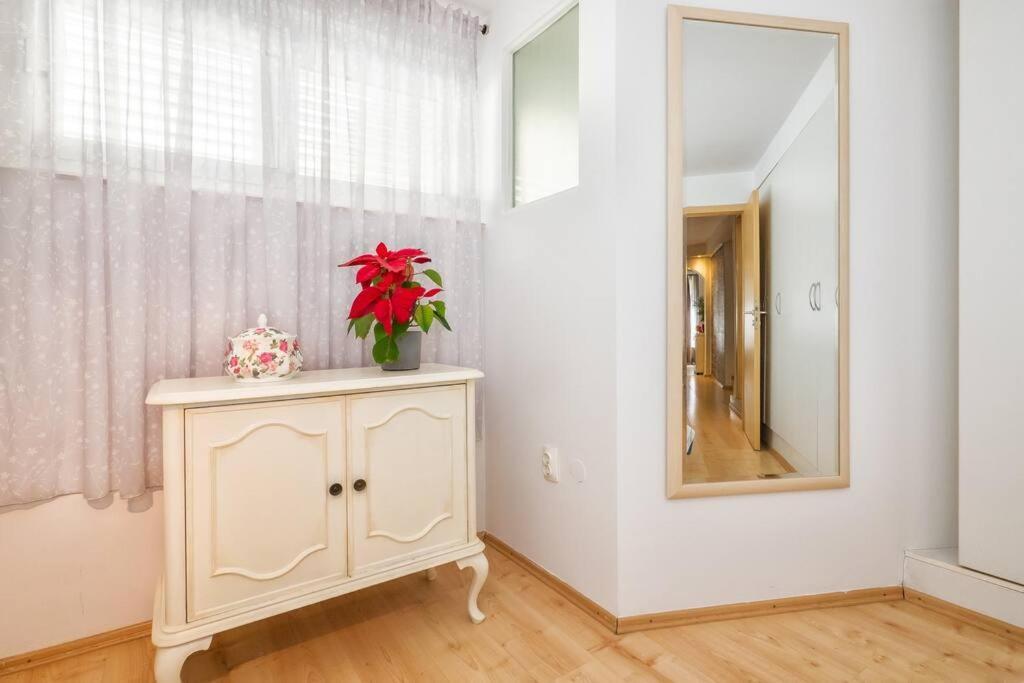 Relaxing 2Bd Apartment, Ground Floor - Walk To Old Town Split Kültér fotó