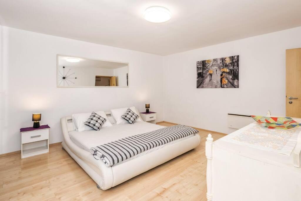 Relaxing 2Bd Apartment, Ground Floor - Walk To Old Town Split Kültér fotó