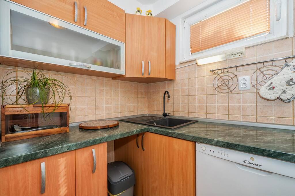 Relaxing 2Bd Apartment, Ground Floor - Walk To Old Town Split Kültér fotó