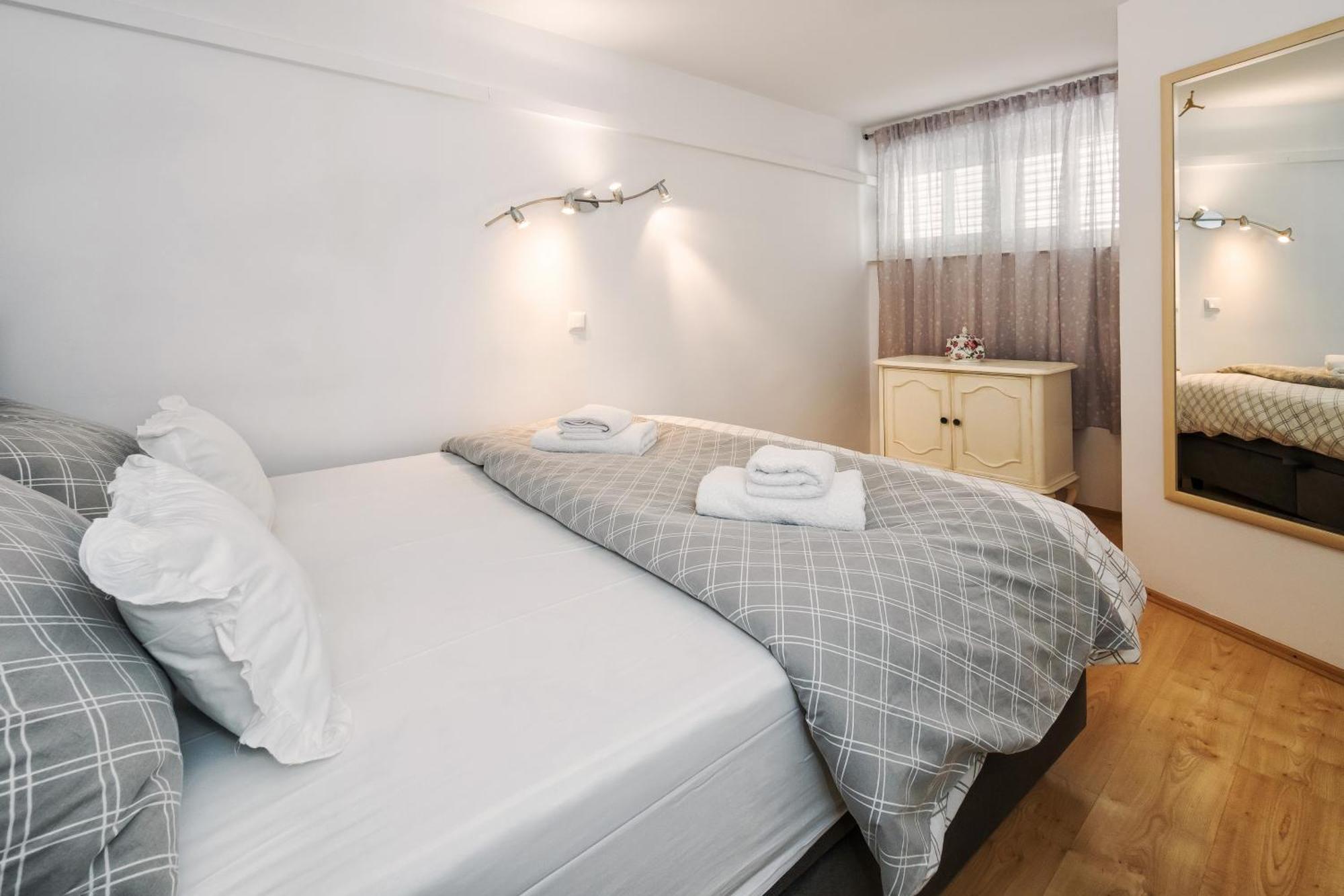 Relaxing 2Bd Apartment, Ground Floor - Walk To Old Town Split Kültér fotó